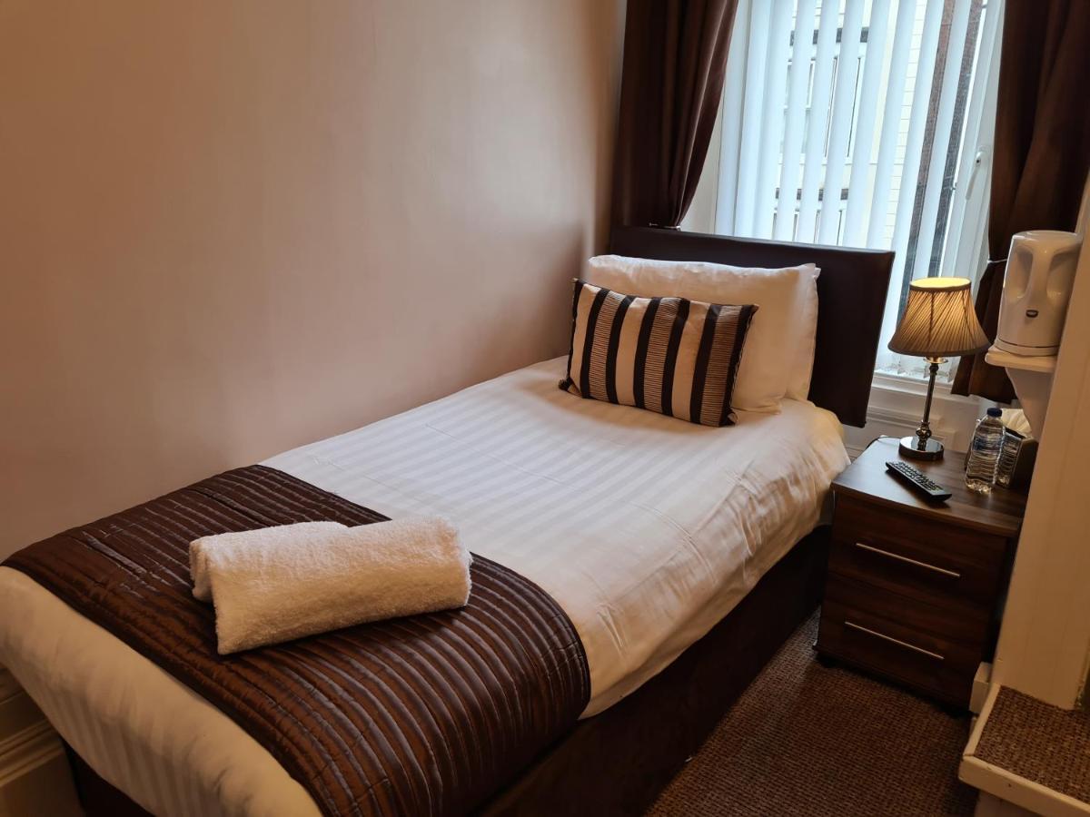 Hotel The Penkelie Southport Esterno foto