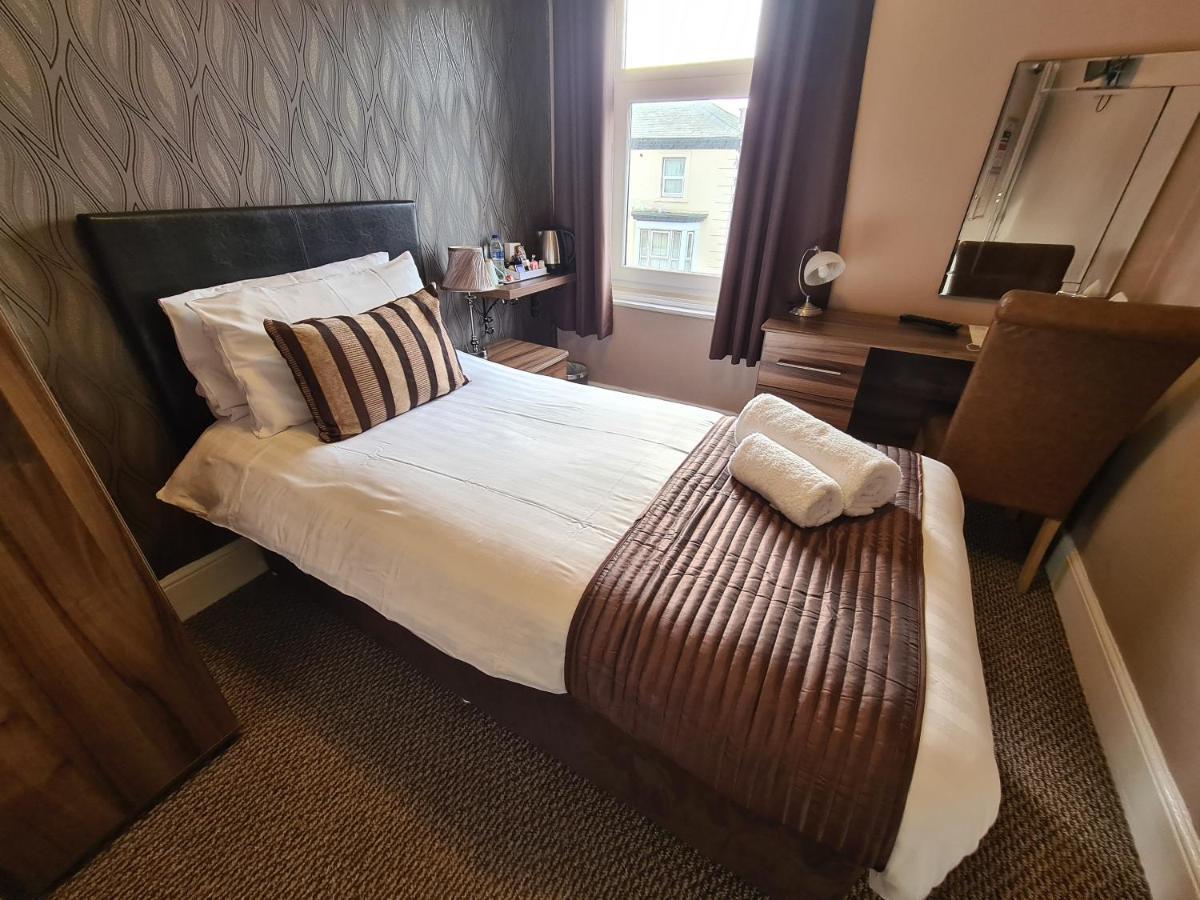 Hotel The Penkelie Southport Esterno foto