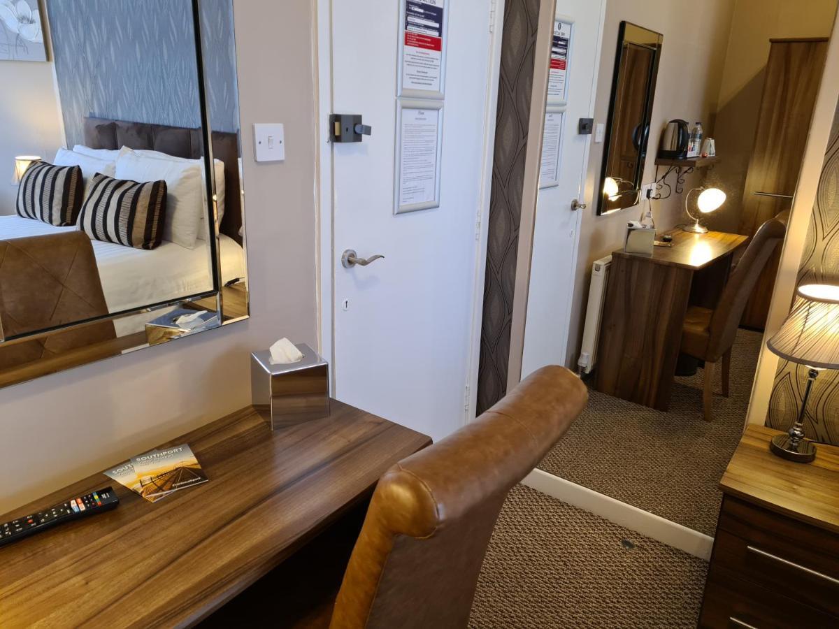 Hotel The Penkelie Southport Esterno foto