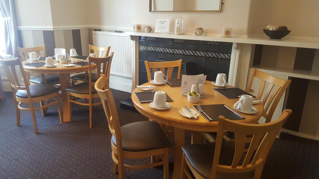 Hotel The Penkelie Southport Esterno foto